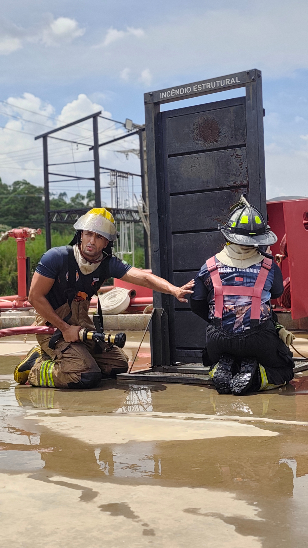 Instrução em porta de incêndio estrutural