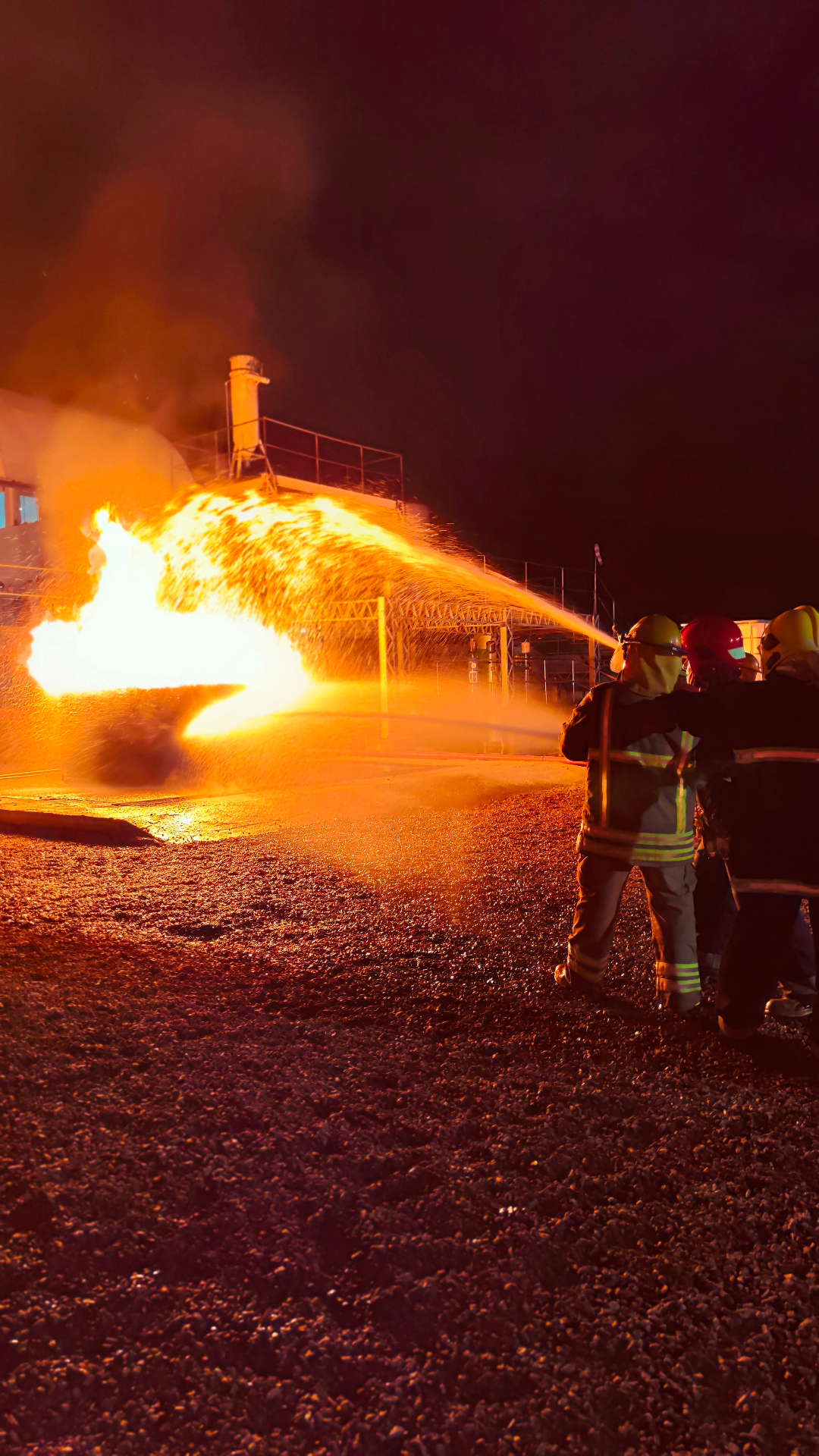 Ataque a fogo real · treinamento noturno